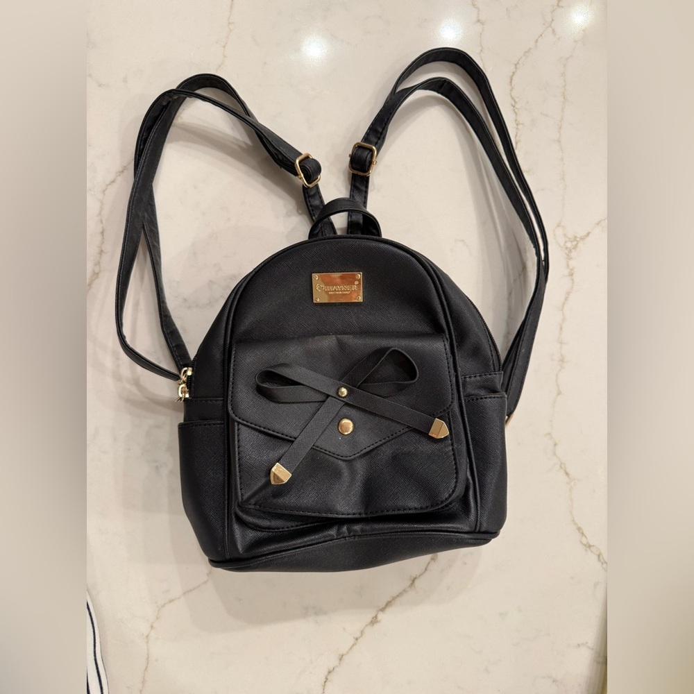 Ihayner Black Medium Sized Fashion
Backpack with 3 Pockets NWOT